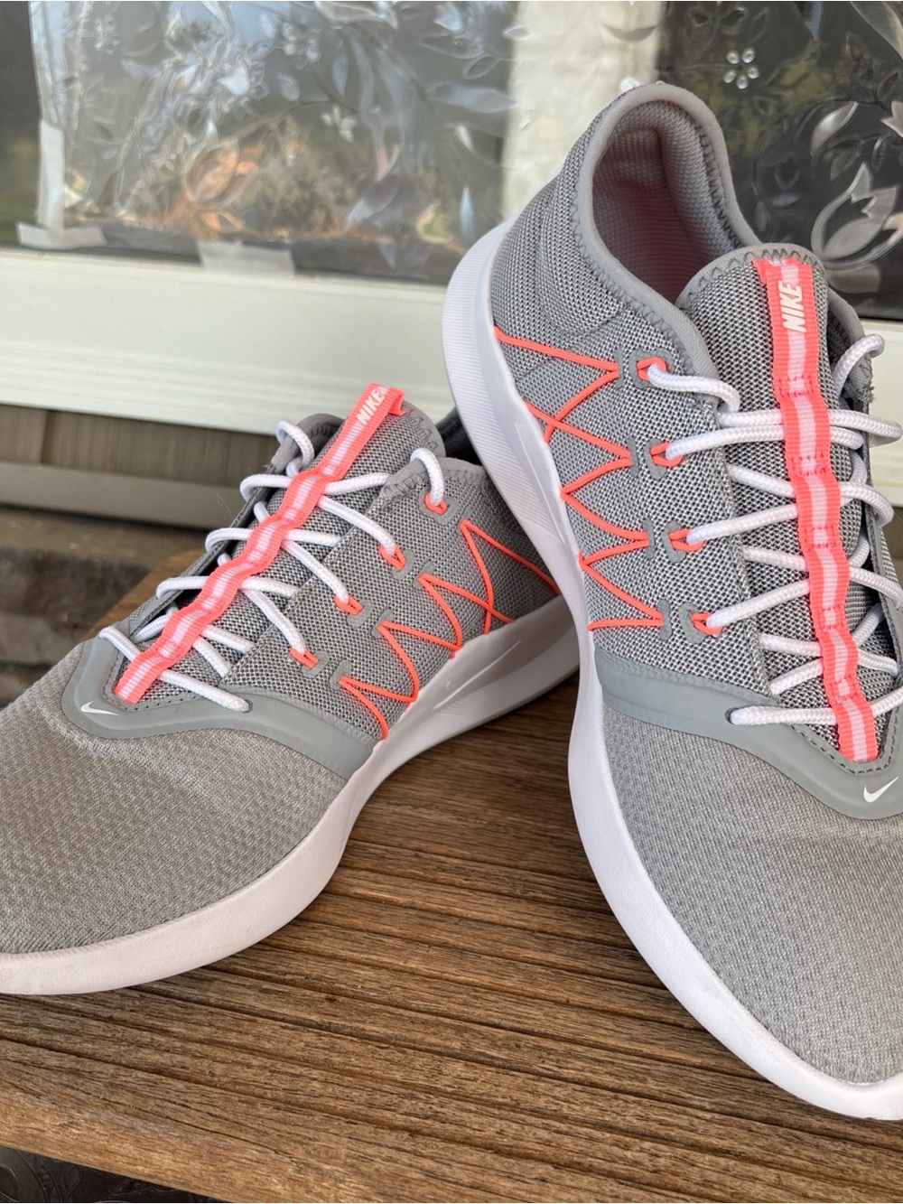 Nike Women’s 9.5 Gray & Coral Athletic Lace-Up Sneakers EUC